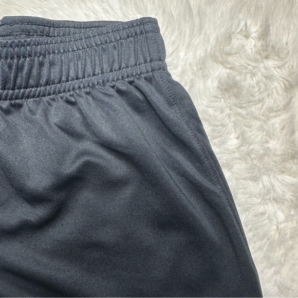 Under Armour Shorts Black & White Size 4 - Picture 3 of 16